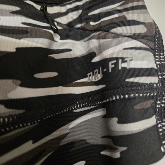 Nike Dri Fit Women's Black and Grey Patterned Capri Leggings Large - Picture 3 of 6